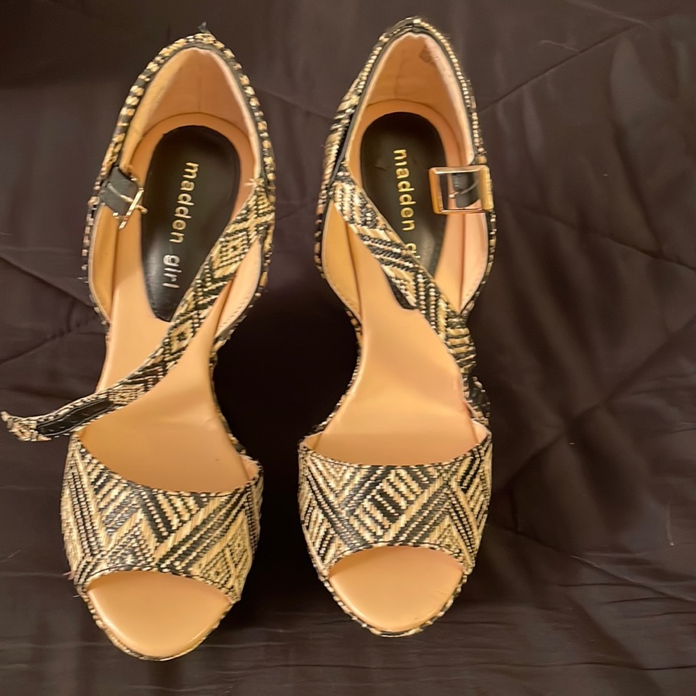 🔥Sale🔥Beautiful Natural and Black wedge 5” heels with ankle strap..like new - Picture 2 of 6